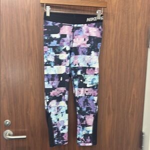 Women’s Nike Abstract Floral Print Cropped Leggings. Sz Small. Purple blue black